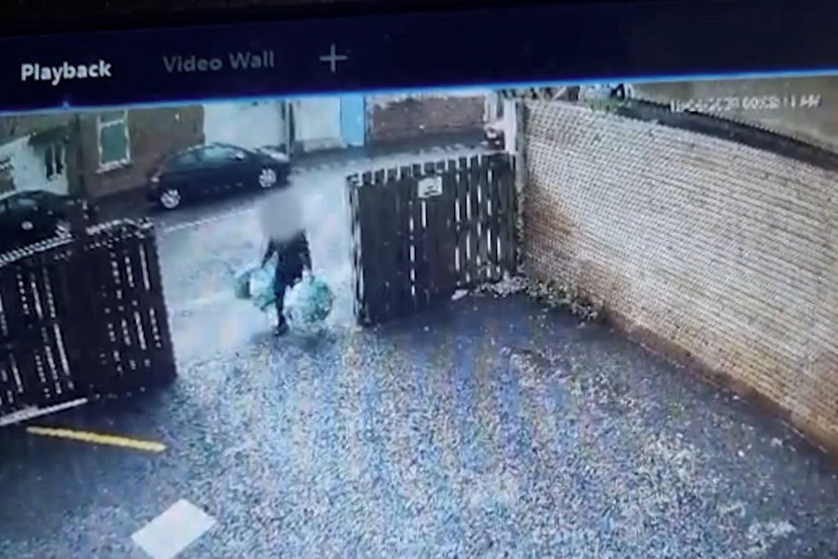Brit odnesl odpadky na cizí dvůr, zanedlouho je měl zpět