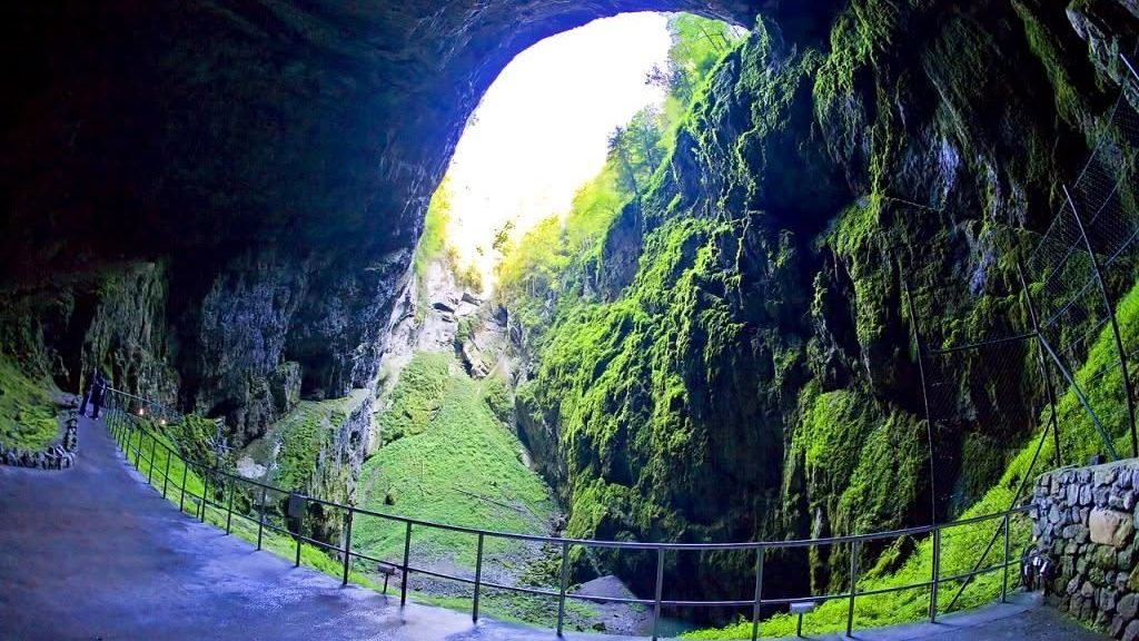 Macocha páchla a turisté si ulamovali krápníky, vzpomíná někdejší šéf CHKO Moravský kras
