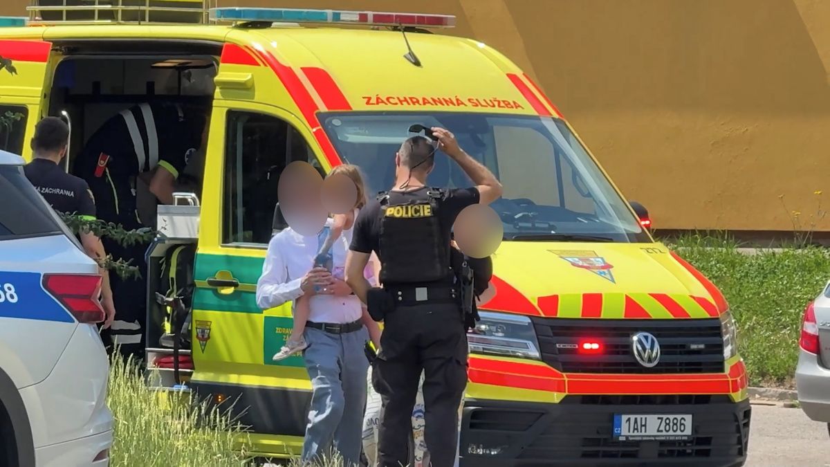 Matka nechala děti spát v autě v Praze a odskočila si na nákup. Hasiči museli rozbít okénka