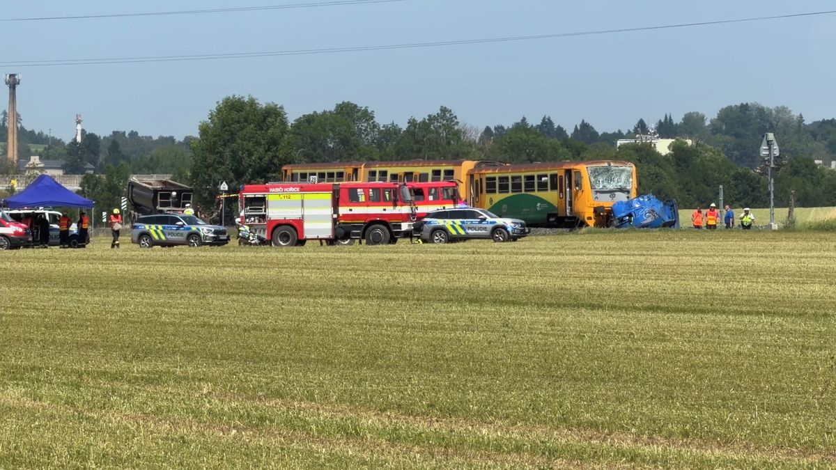 Vlak na Jičínsku se srazil s náklaďákem