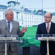 Prezident Miloś Zeman a premiér Bohuslav Sobotka na tiskové konferenci po jednání vlády.
