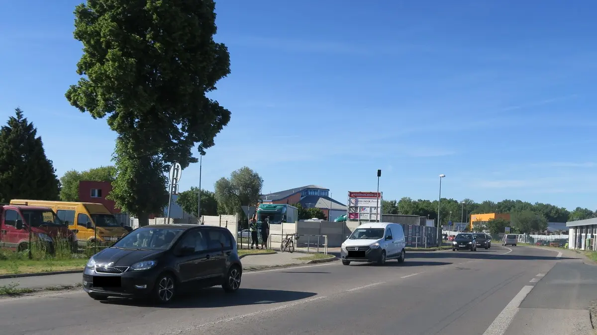 Cyklista se snažil vyhnout autu a skončil polámaný
