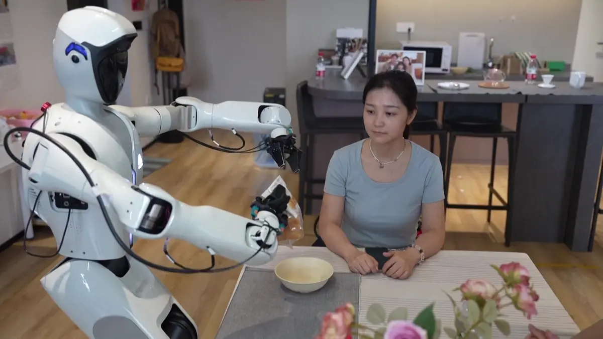 Čínský robot s inteligencí tříletého dítěte už pomáhá v domá