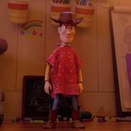 Kovboj Woody, který byl hlavním hrdinou předešlých částí, je nyní spíše vedlejší postavou příběhu.
