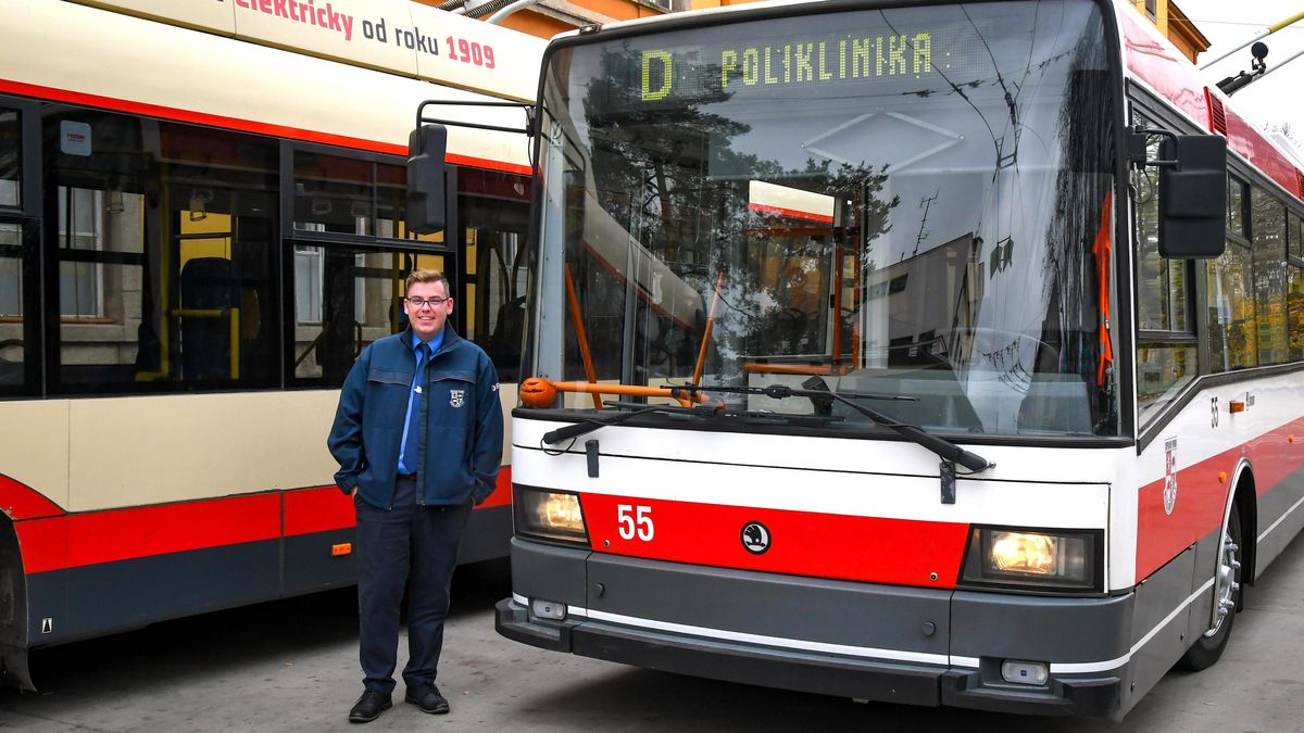 Ze zrezivělé Karkulky bude zase hvězda ulic. Jihlavský nadšenec zachraňuje starý trolejbus