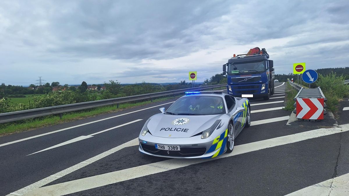 Policie na Písecku nasadila do akce ferrari