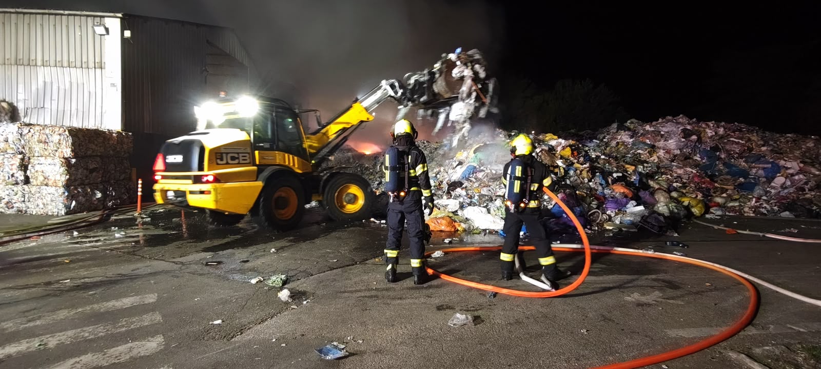 Nevětrejte, dostávali obyvatelé Pardubic varovné textovky. Hořela skládka plastů