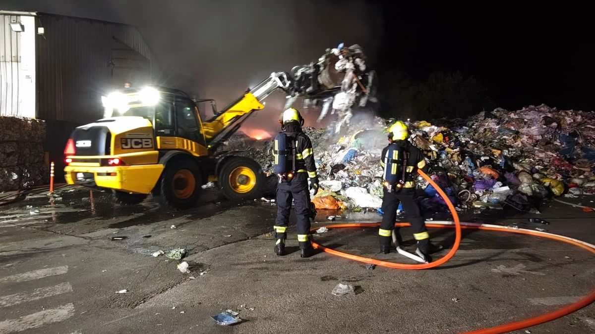 Nevětrejte, dostávali obyvatelé Pardubic varovné textovky. Hořela skládka plastů