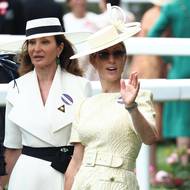 Britská aristokratka a sportovkyně Zara Tindallová se sladila od hlavy až k patě do jemné máslově žluté barvy.