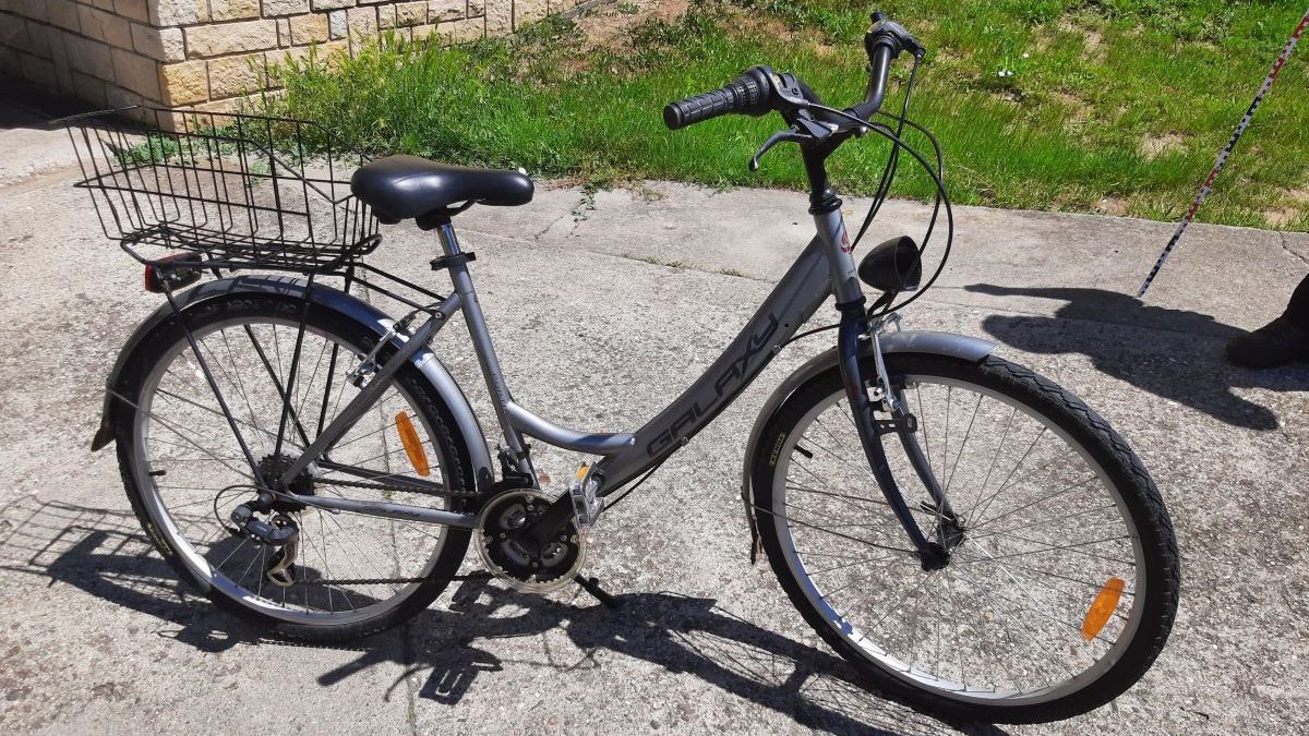 Na Hodonínsku se čelně srazili dva cyklisté. Žena je vážně zraněna, muže hledá policie