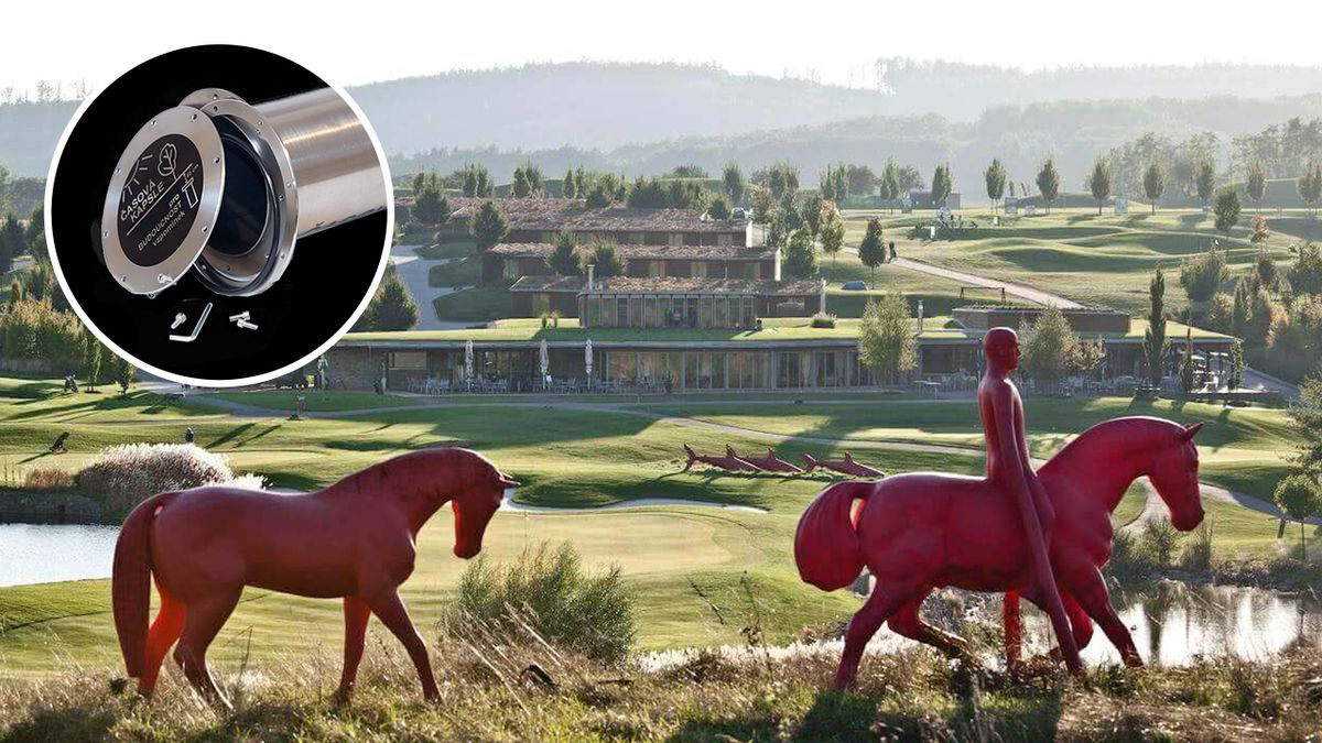 Časovou kapsli se vzkazy utopí na deset let v jezírku golfového areálu Kaskáda. Bude v ní i míček od Jakubčíka