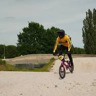 Dominik Ráliš při jízdě na BMX trati