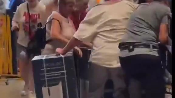 Lidé ve Francii vzali útokem obchod s ventilátory a klimatizací