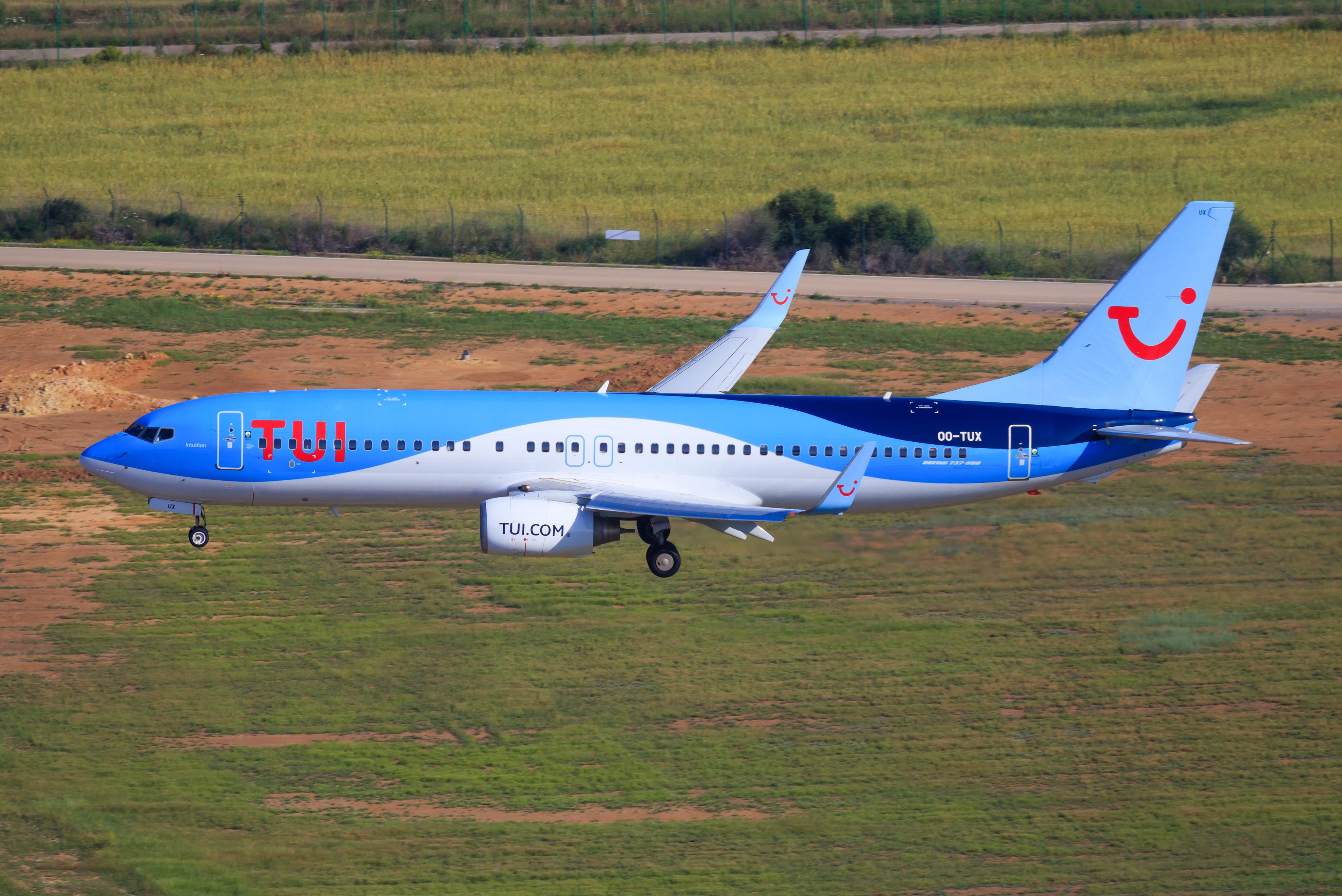 Boeing na Mallorce při přistání tvrdě narazil do ranveje