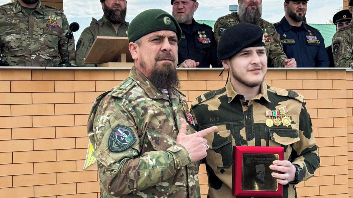 Kadyrovův syn dostal medaili za přínos ve válce proti Ukrajině, i když v ní nebyl