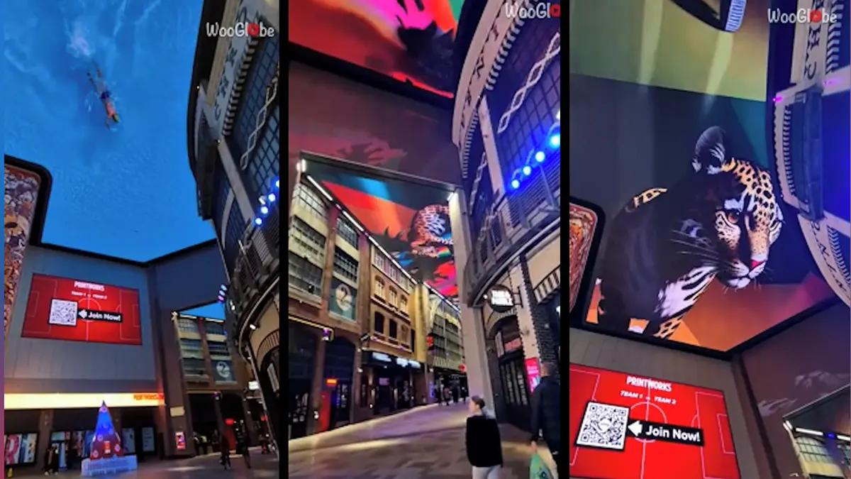 Obrovská stropní obrazovka v zábavním centru v Manchesteru j