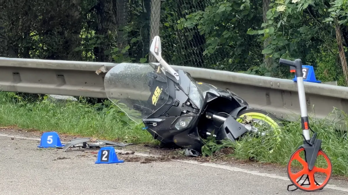 Motorkář zemřel po střetu s dodávkou v protisměru u Prahy