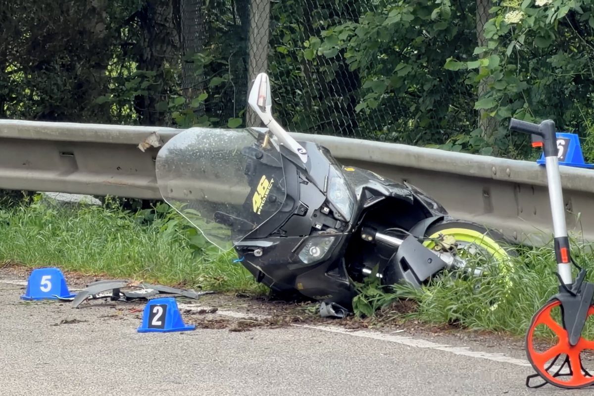 Motorkář zemřel po střetu s dodávkou v protisměru u Prahy