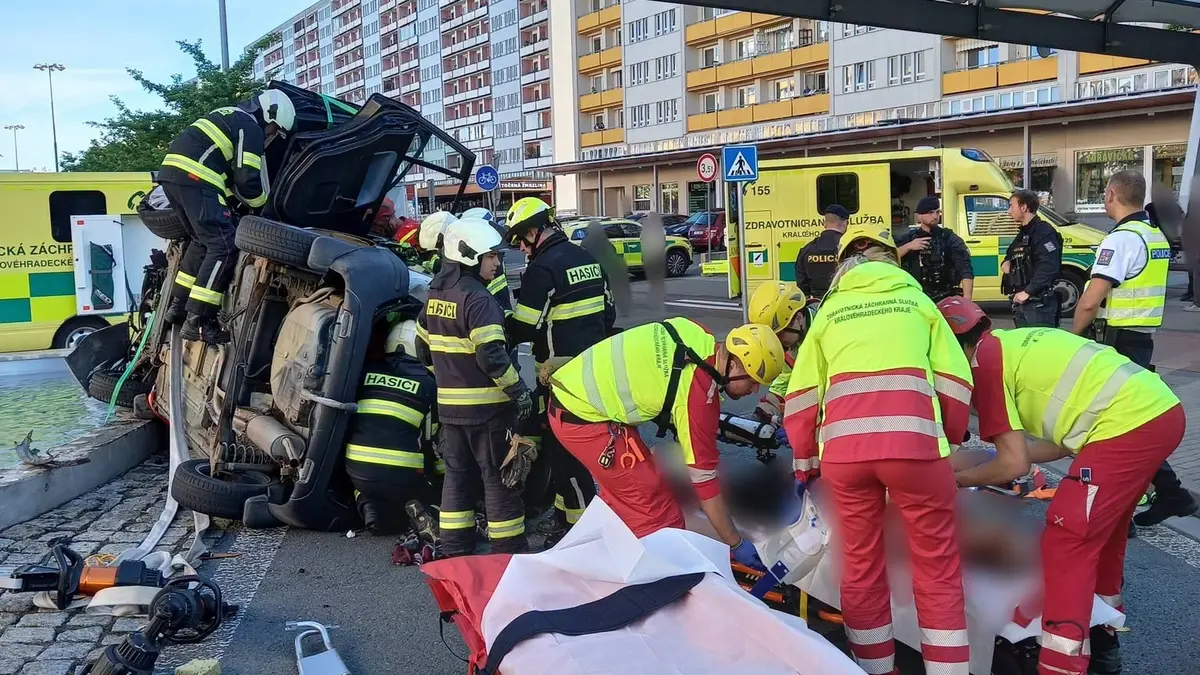 Auto v Hradci Králové narazilo do fontány, v nemocnici skonč