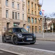 Mini Cooper SE Paul Smith Edition v barvě Midnight Black