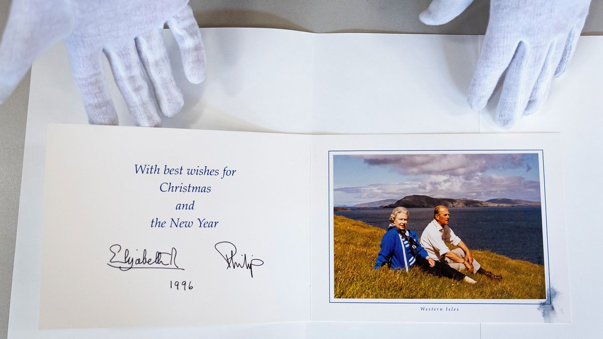 Rare Handwritten Letter from Queen Elizabeth II to Vaclav Havel Uncovered - News Directory 3