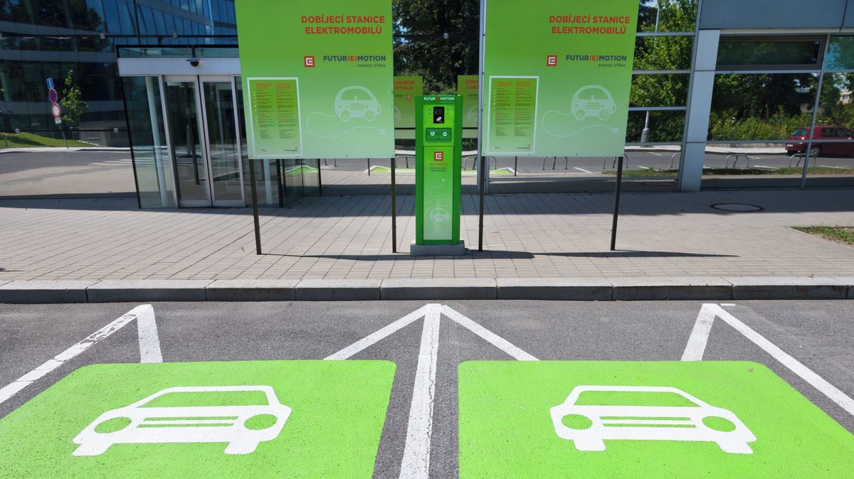 Česko zaostává v počtu elektromobilů. Chybějí dobíjecí stanice i pravidla pro parkování