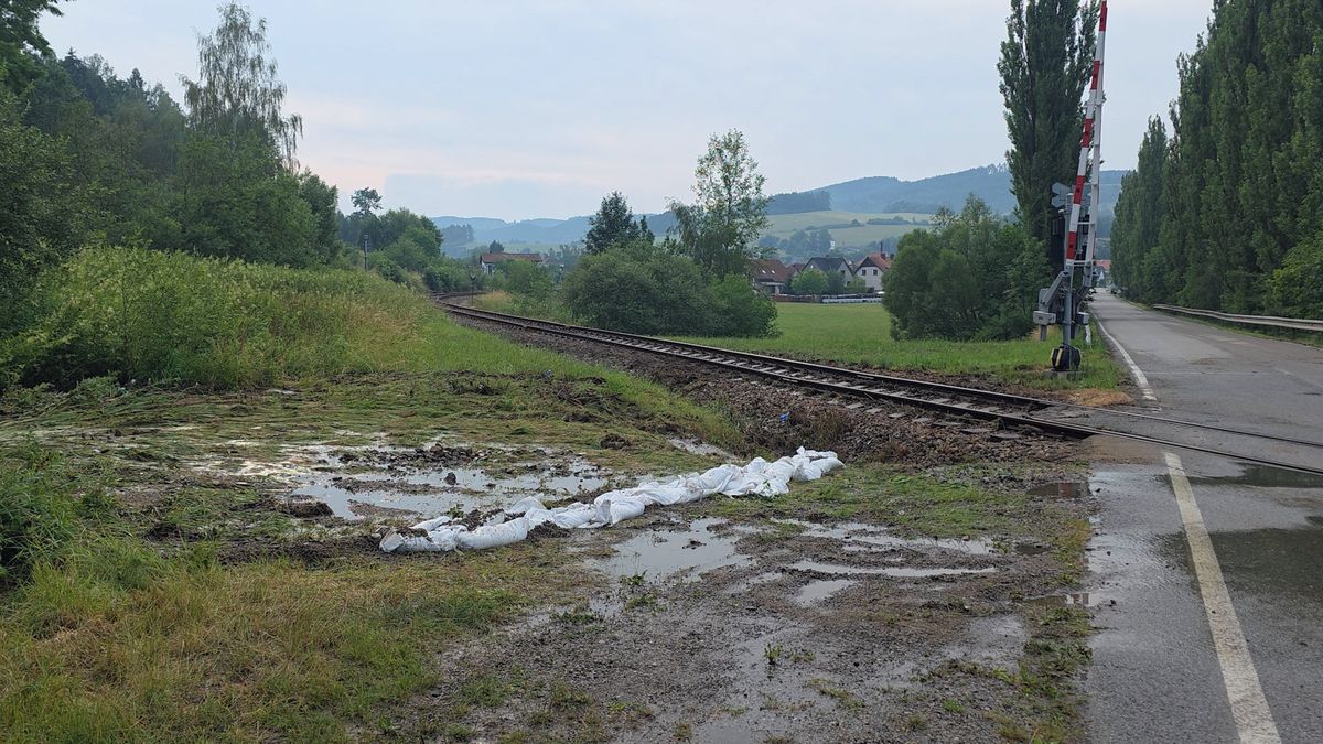Mezi Vimperkem a Čkyní voda podemlela trať