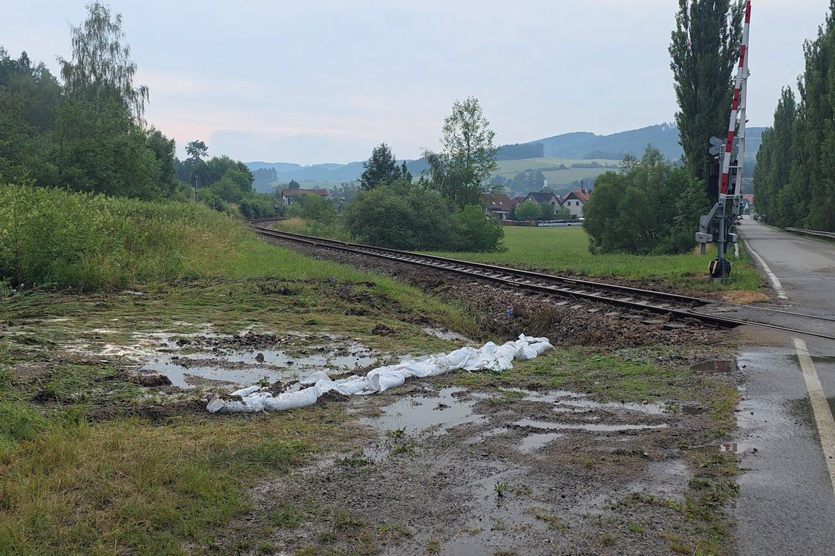 Mezi Vimperkem a Čkyní voda podemlela trať