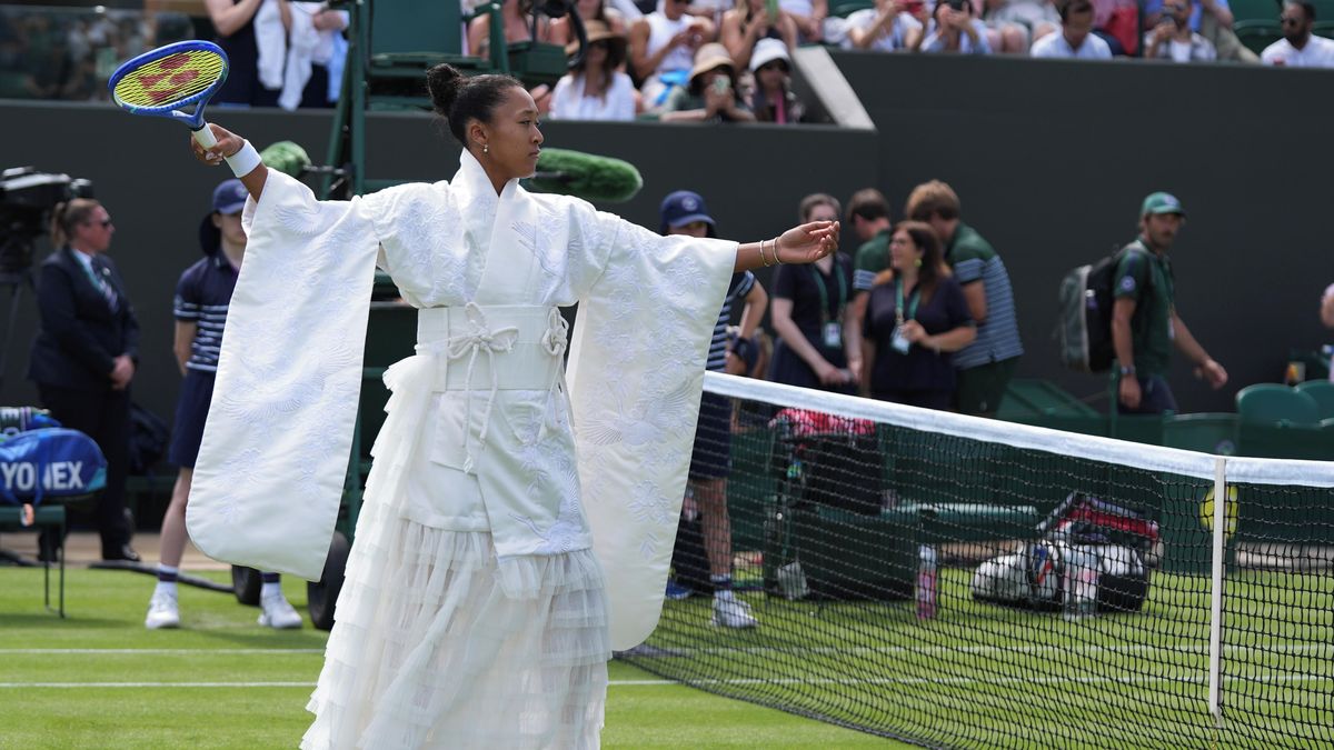 Novou módní královnou tenisových kurtů je Naomi Ósakaová. Na Wimbledonu zářila v bílém kimonu