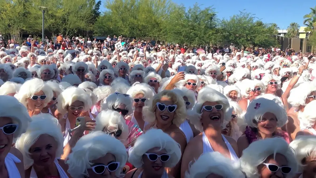 V USA se sešlo přes 1000 lidí oblečených jako Marilyn Monroe. Byli mezi nimi i muži
