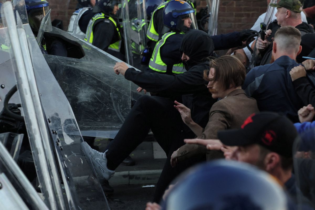 Británií otřásla smrt pobodaného studenta, kterého spoutala policie. Propukly násilné střety