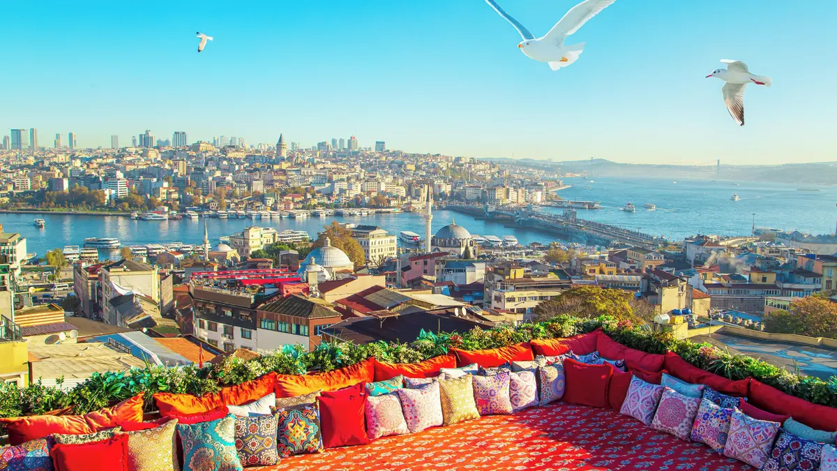 Pohledný istanbulský stánkař se stal virální senzací. Míří z