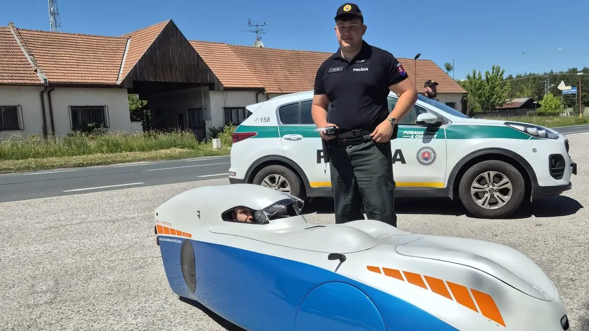 Slovenští dopravní policisté obdivovali výkon velomobilu z O