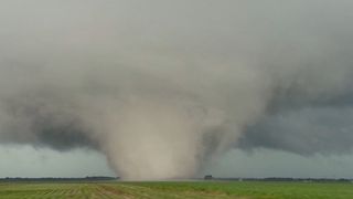 Střed USA zasáhla série tornád. Jedno zdevastovalo město u Chicaga