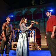 Noční muzikálové drama v Biskupském dvoře; zleva Dopovědník Kristian Pekar, První děvče Lesana Krausková a Jánošík Libor Matouš