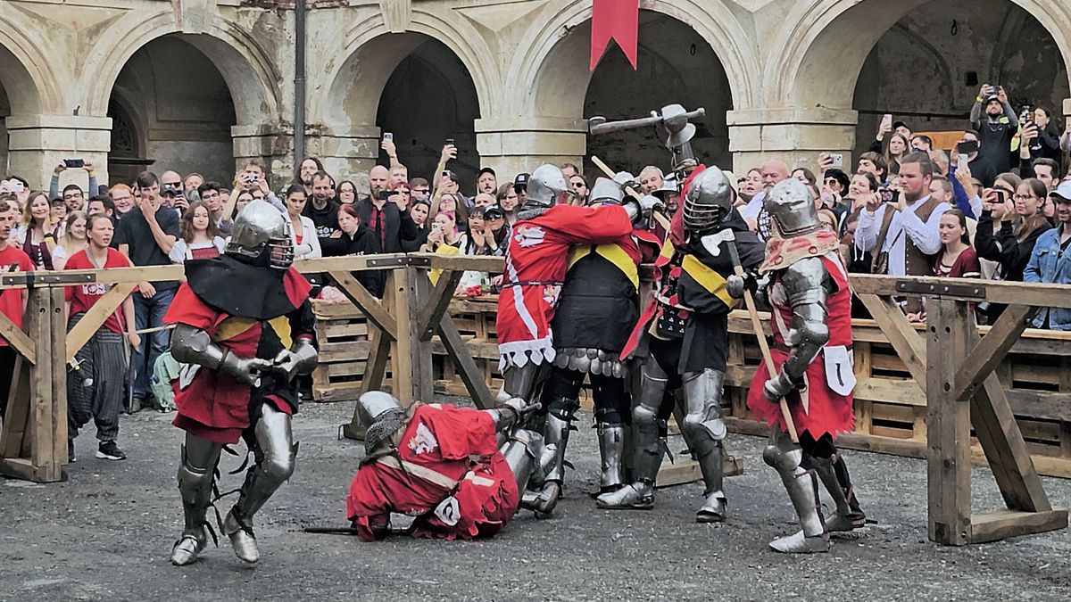 FOTO: Meče, palcáty a zbroj. Fanouškům Kingdom Come se představili rytíři v plnokontaktním boji
