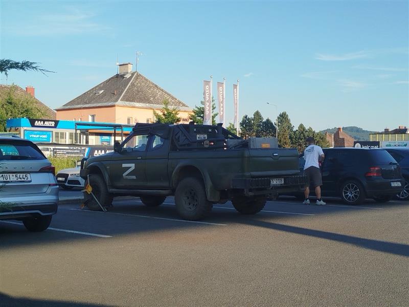 Za symboly Z na pickupu v Šumperku hrozí muži pár let ve vězení