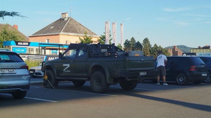 V ulicích Šumperku se proháněl zelený pickup se symbolem Z, případ prověřuje policie