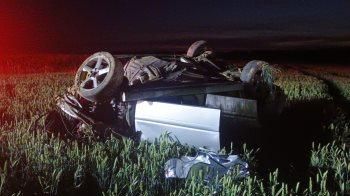 Náraz do stromu. Řidiči na Písecku vylétl při nehodě z auta motor