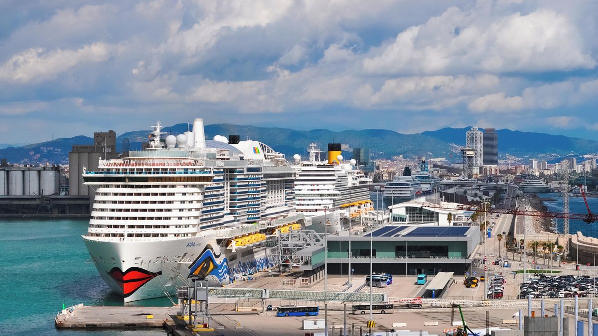V Barceloně chtějí razantně navýšit turistickou daň pro výletní lodě