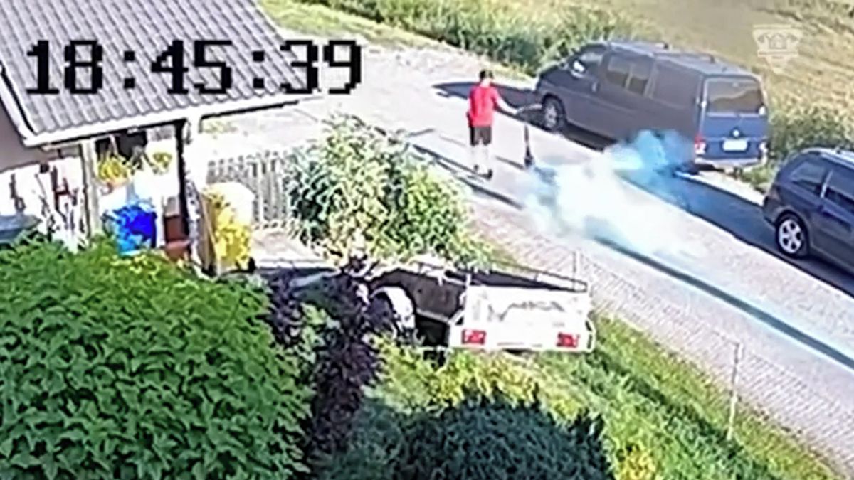 Řidiči na Náchodsku začala za jízdy hořet elektrokoloběžka. Hasiči zveřejnili video