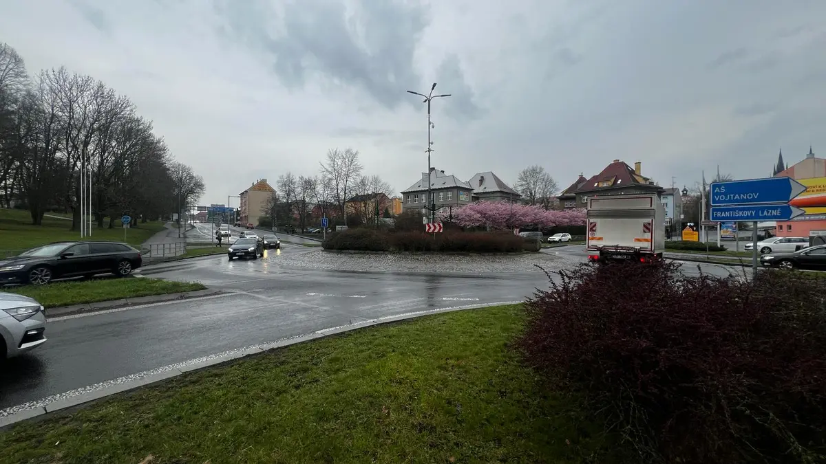 Řidiči v Chebu si na přestavbu vytížené křižovatky počkají. Stavba u Tesca se odkládá na příští rok