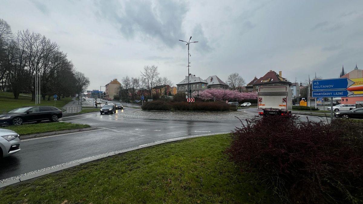Řidiči v Chebu si na přestavbu vytížené křižovatky počkají. Stavba u Tesca se odkládá na příští rok