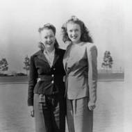 18letá Marilyn v roce 1944 pózuje se svou nevlastní sestrou Berniece.
