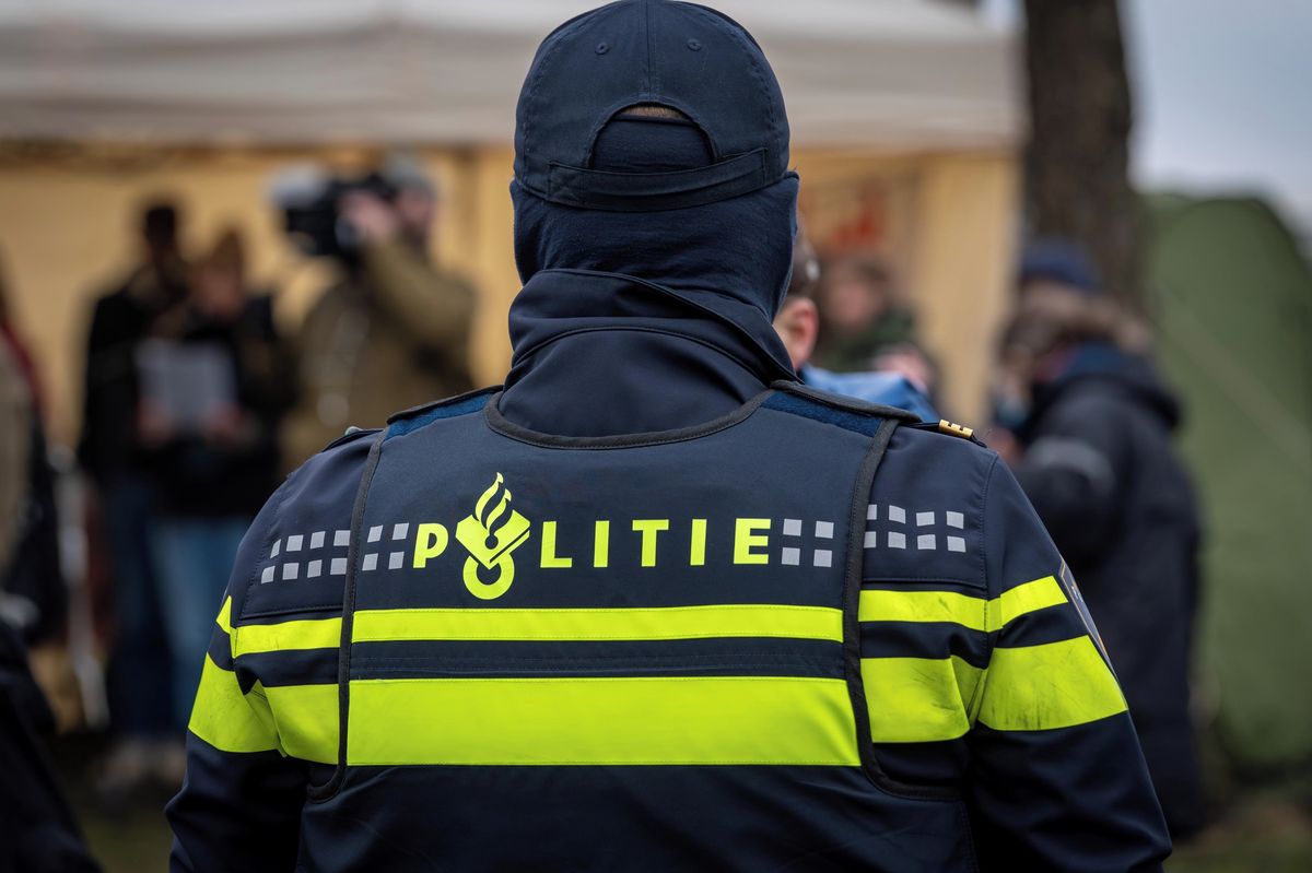 Nizozemský policista v ubytovně surově strhl na zem těhotnou ženu. Na sítích koluje video