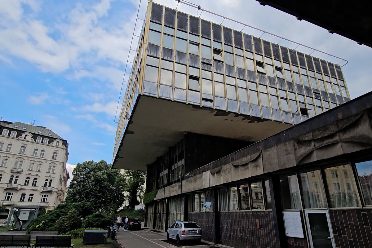 Pragerovy kostky čeká miliardová rekonstrukce, otevře i terasu s výhledem na klášter Emauzy