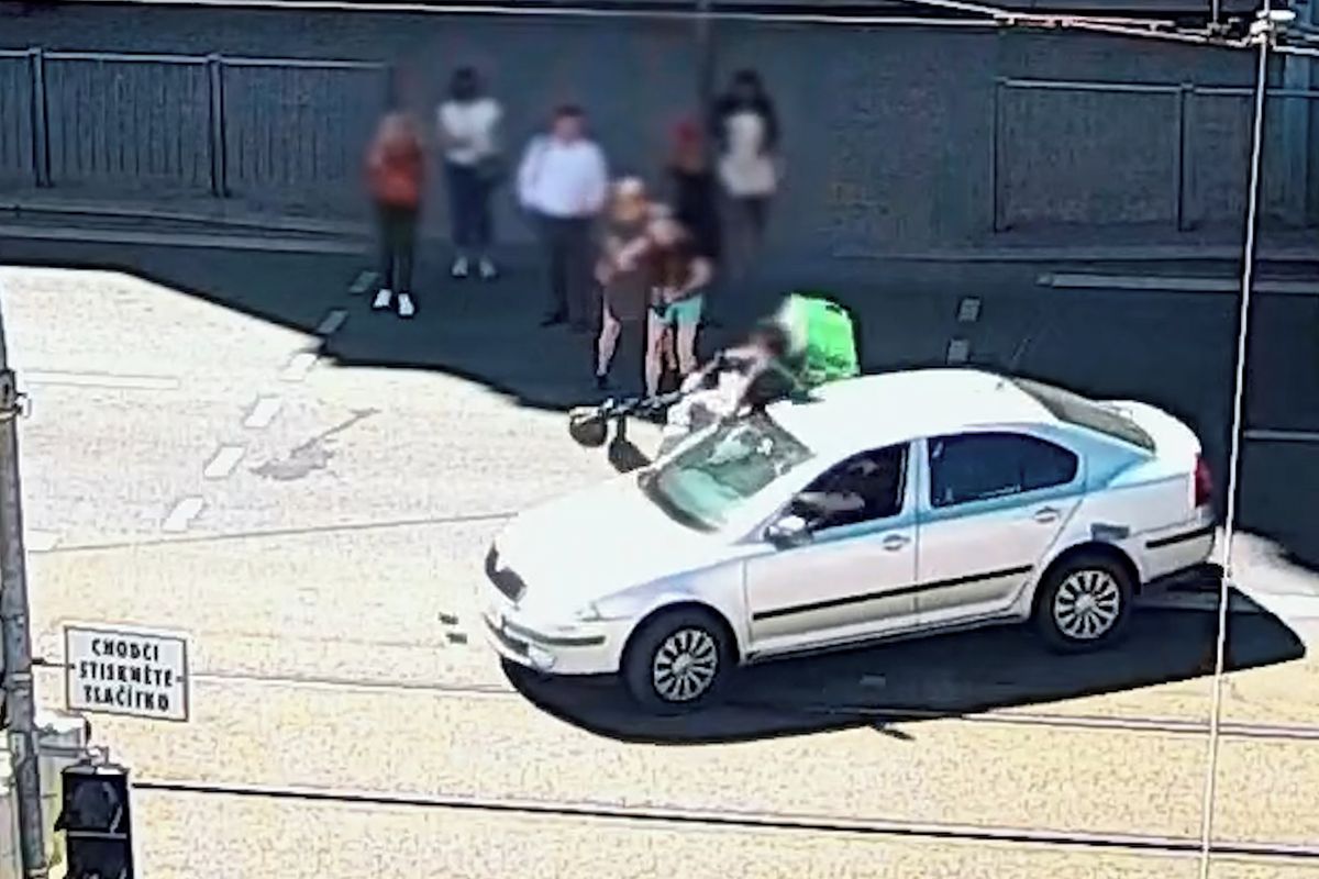 Kurýra na elektrokoloběžce smetlo auto, když přejížděl přes ulici v centru Plzně