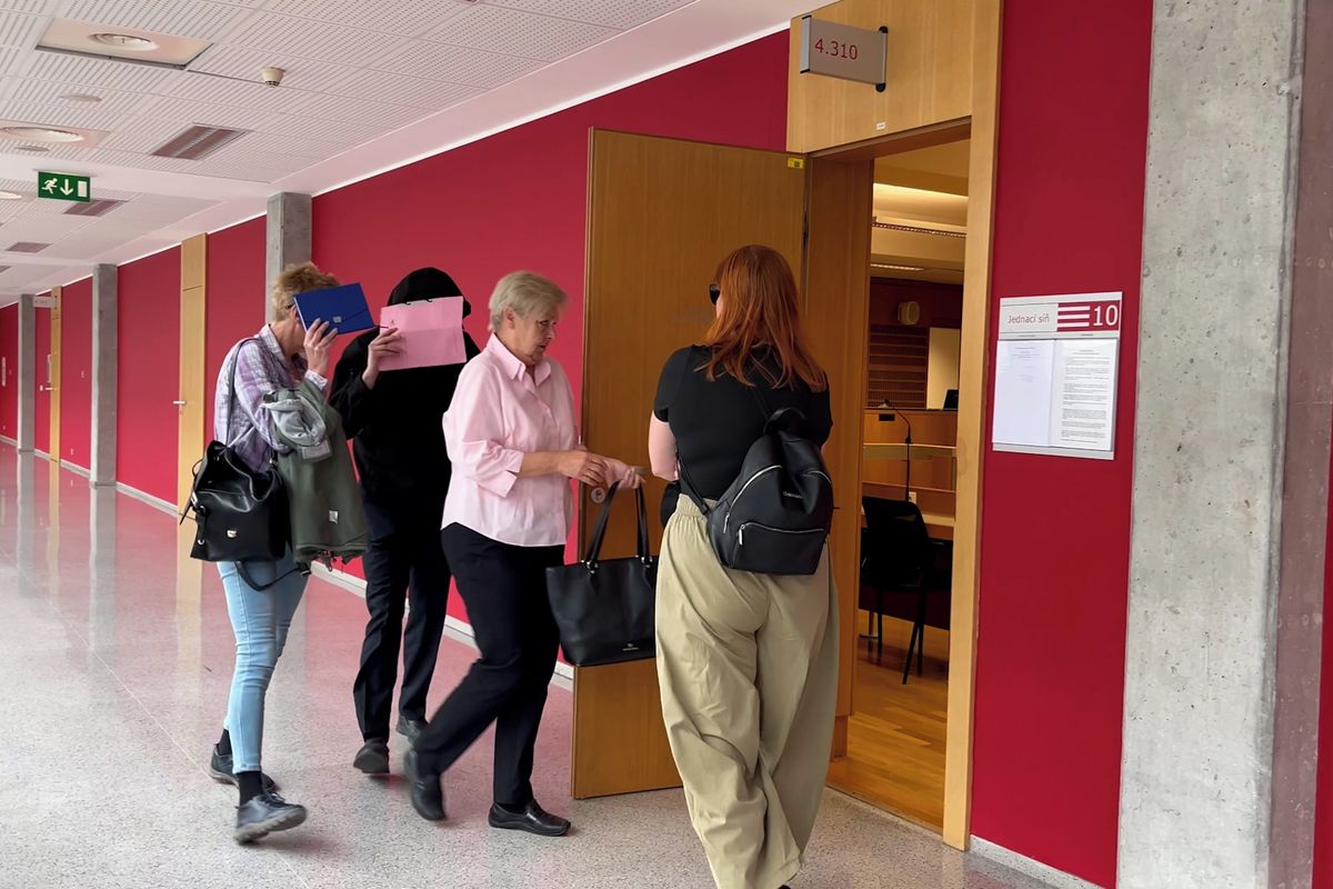 Hrozil vystřílením třídy a schvaloval střelbu na filozofické fakultě. Od soudu odešel s podmínkou