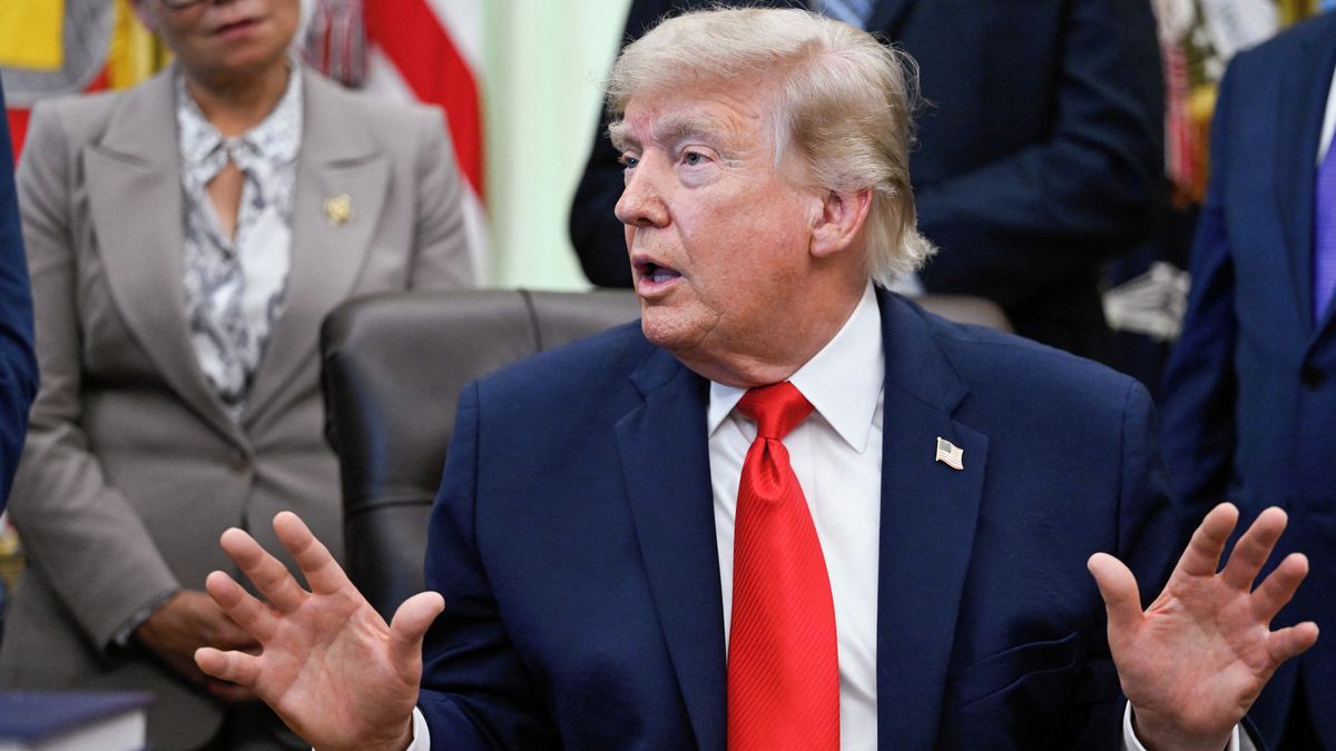 Volal jeden lídr za druhým. Co předcházelo Trumpovu obratu