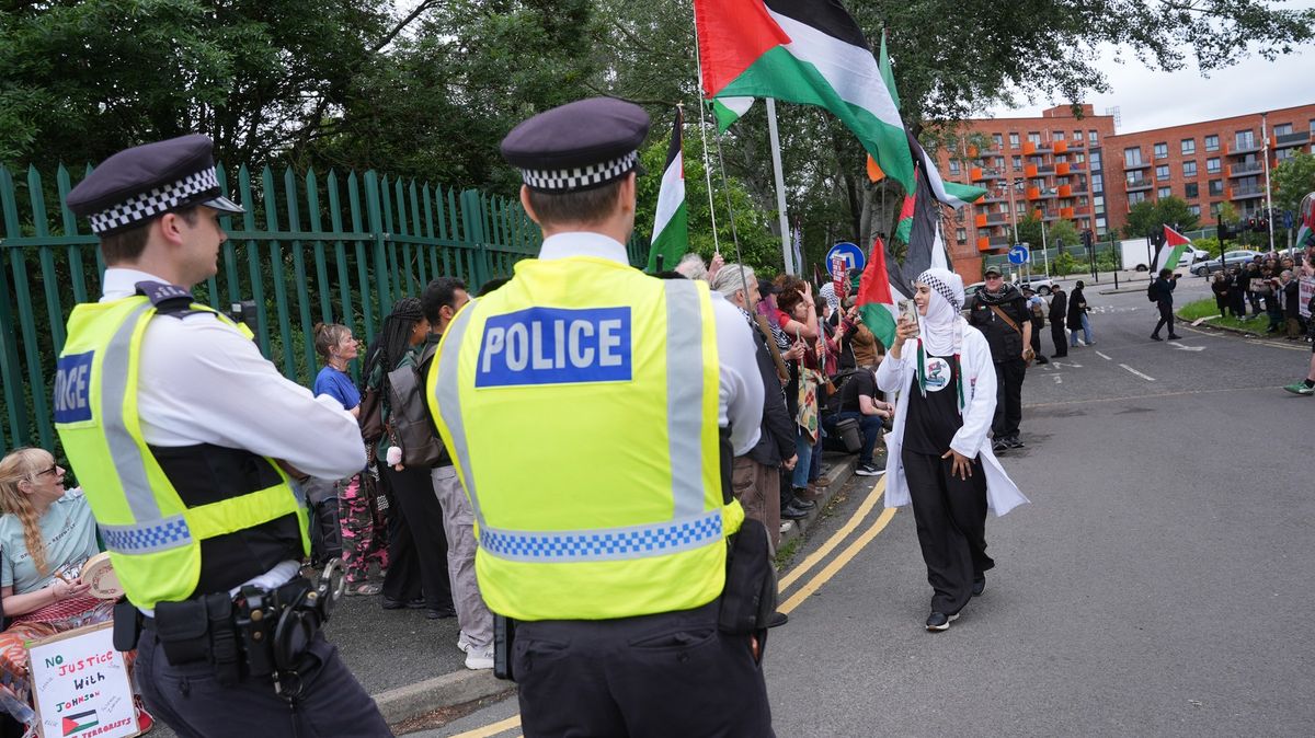 Propalestinská čtveřice jde za řádění ve zbrojovce v Británii do vězení. Soud činy spojil s terorismem